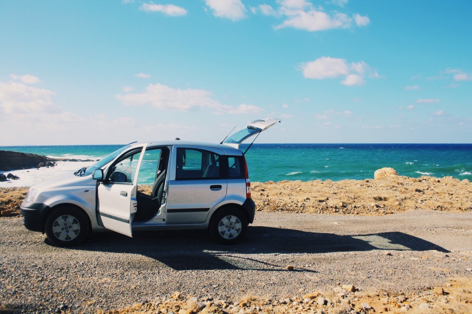 Auto an der kretischen Küste